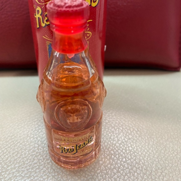 Versace Red Jeans miniature bottle, 0.25 oz - Picture 3 of 5